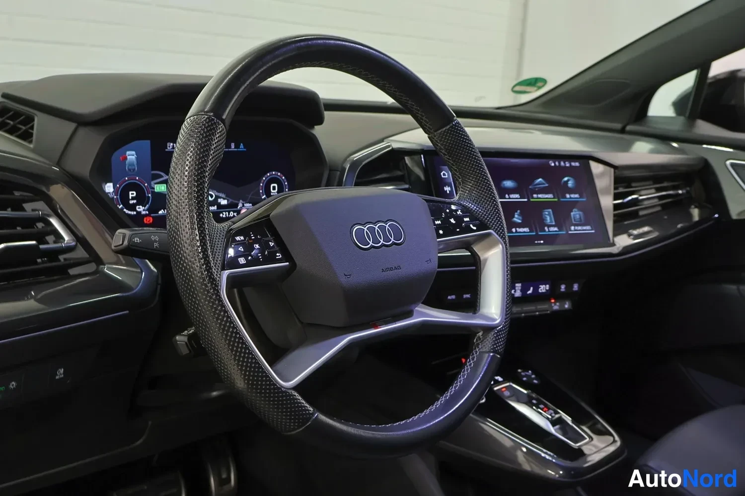 Muu: Audi-ohjauspyörä, digitaalinen mittaripaneeli ja keskitason suuri kosketusnäyttö.
