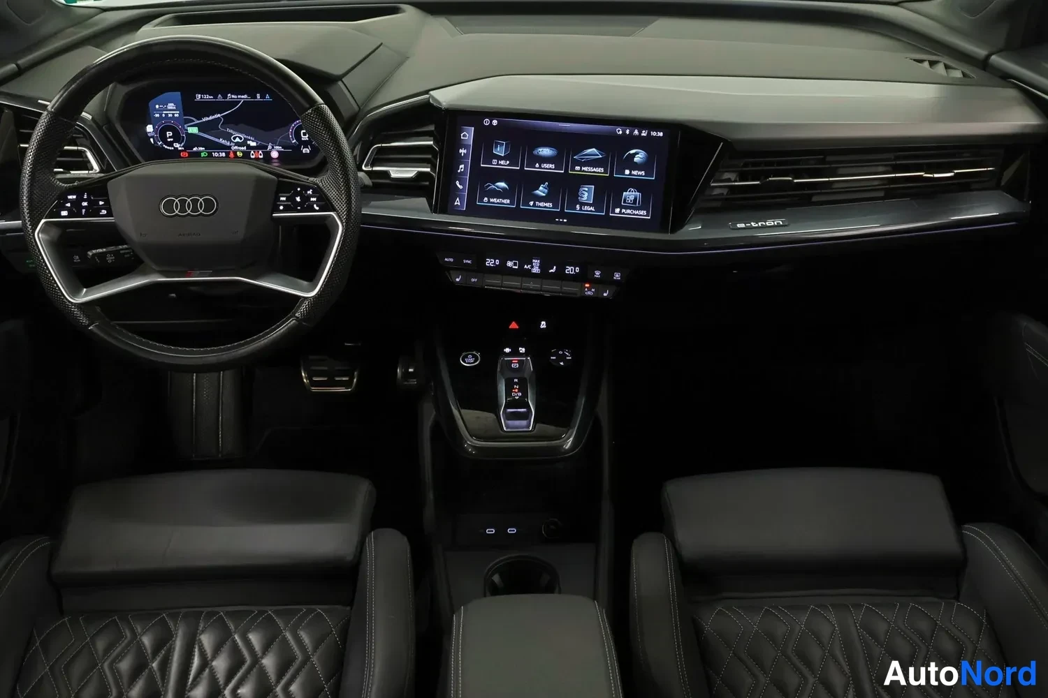 Muu: Audi Q4 e-tron -matkustamo: ohjauspyörä, digitaalinen mittaristo, kosketusnäytöllinen keskiteline ja mustat neulottujen istuimien etupenkit.
