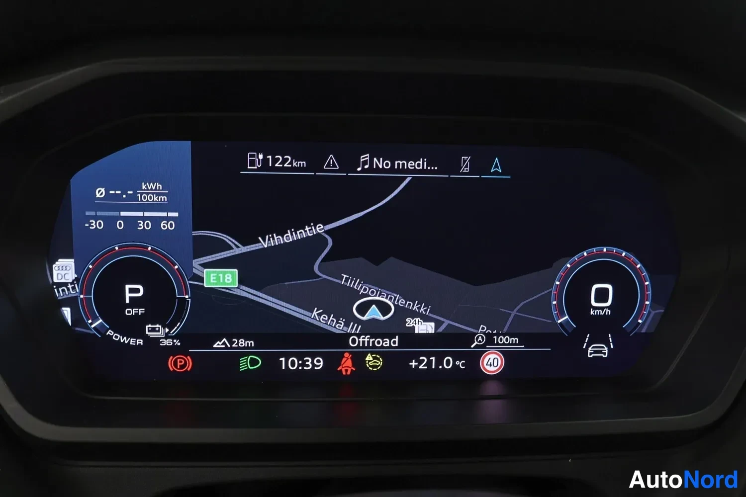 Muu: Digitaalinen mittaristö näyttää kartan, pysäköintitilan (P), 122 km:n sähköllä ajettavan toimintamatkan ja 0 km/h nopeuden.