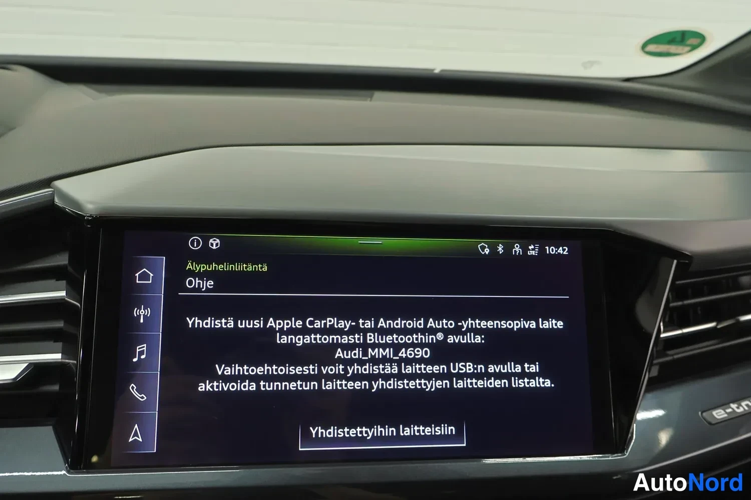 Muu: Infotainment-näyttö näyttää älypuhelinliitännän ohjetta, jossa mainitaan Apple CarPlay, Android Auto, Bluetooth ja Audi_MMI_4690.