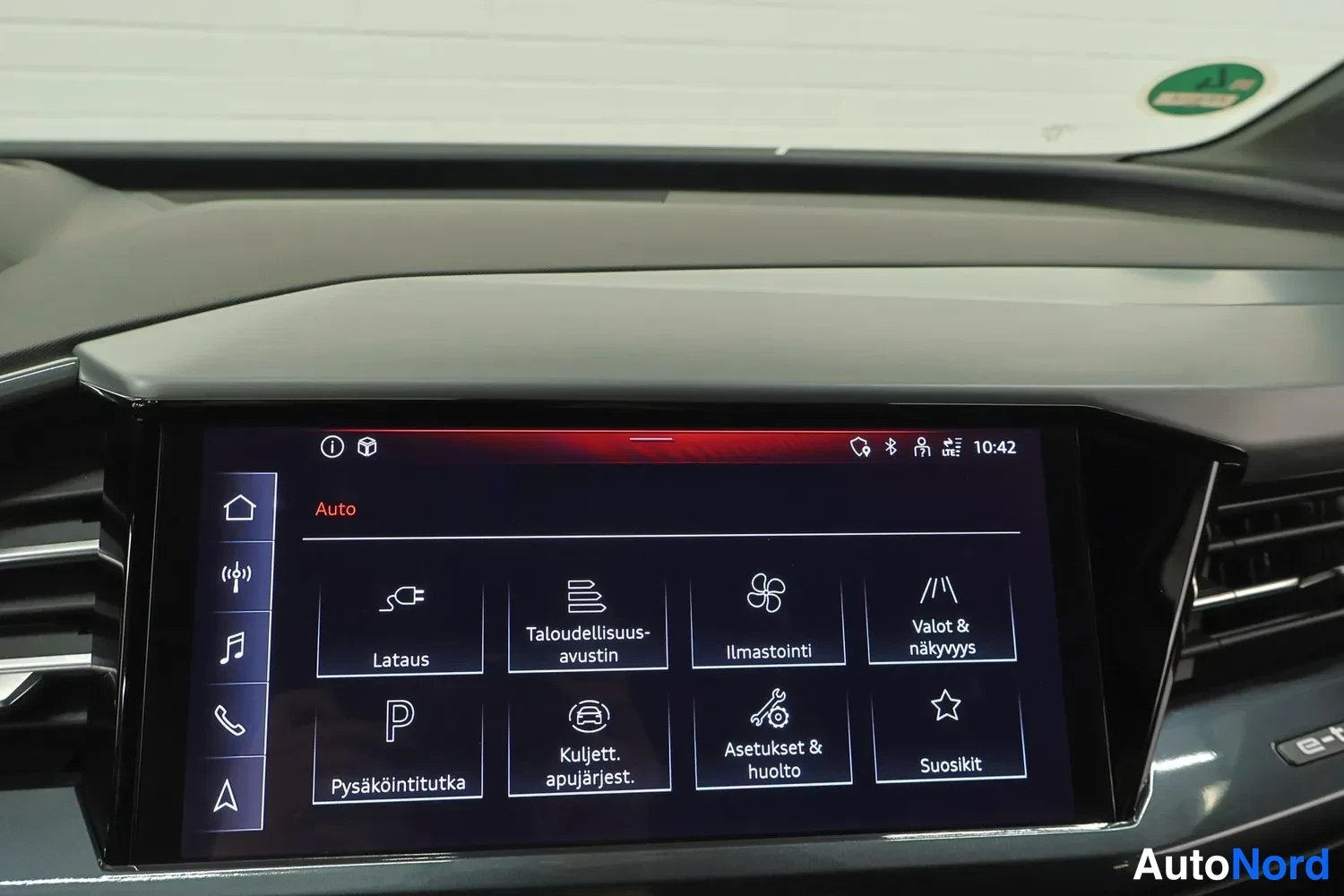 Muu: Infotainment-näytön Auto-valikko, jossa kuvakkeet: Lataus, Taloudellisuusavustin, Ilmastointi, Valot & näkyvyys, Pysäköintitutka, Kuljettajan apujärjestelmä, As