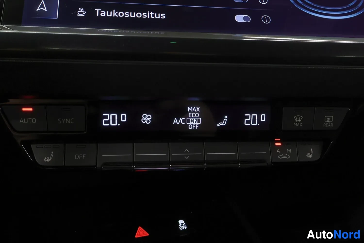 Yksityiskohta: Ilmastointipaneeli: lämpötila 20,0 asti molemmin puolin, A/C, SYNC, AUTO ja lämmitettävien istuinten napit.