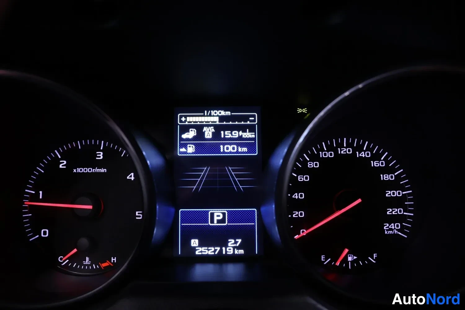 Yksityiskohta: Digitaalinen kojelauta: kierroslukumittari, nopeusmittari asteikolla 0–240 km/h, keskellä näyttö kulutusarvolla 15,9 l/100km, P-parkin merkintä ja kokonaislukem