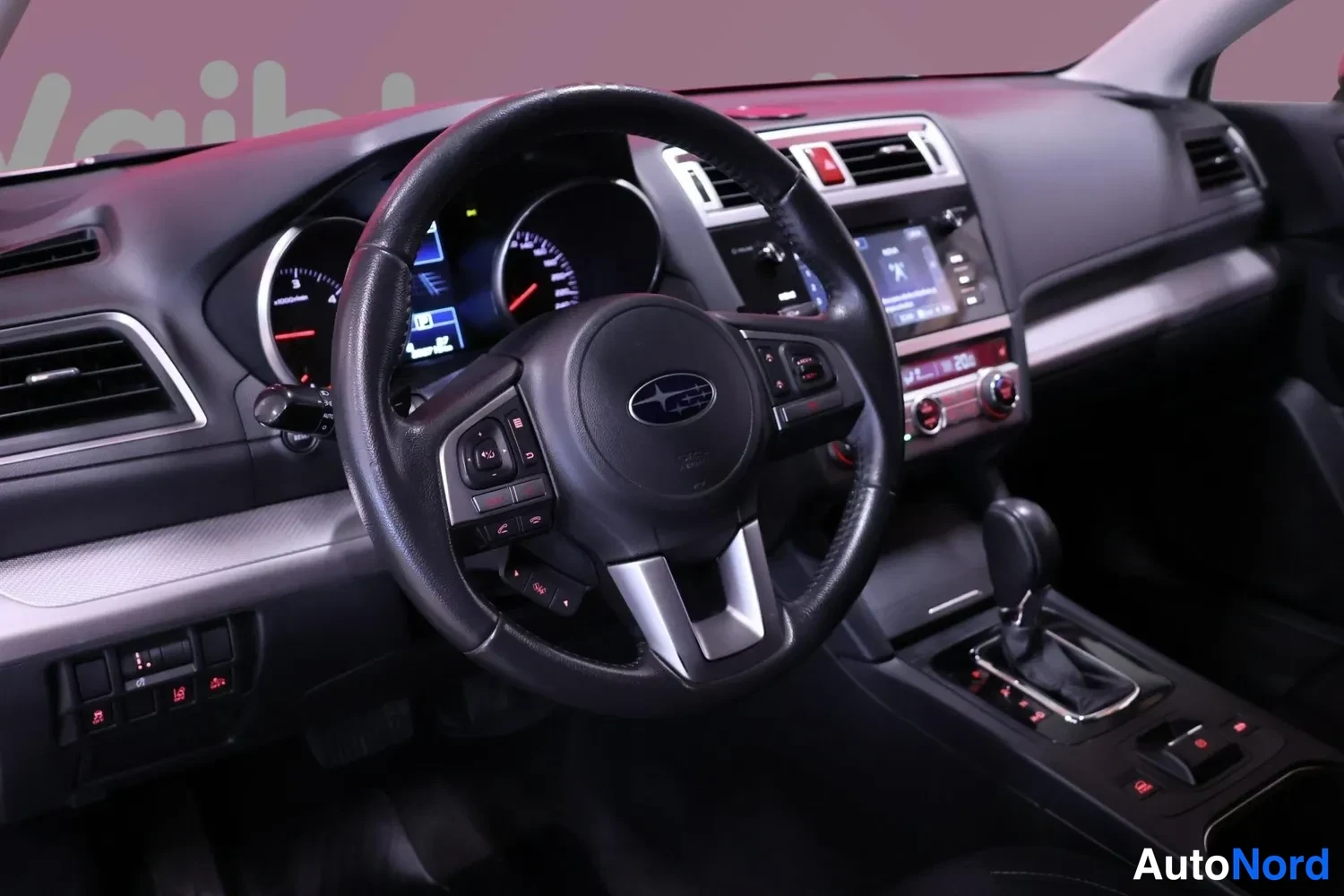 Yksityiskohta: Subaru-ohjauspyörä, mittaristo ja kosketusnäytöllinen radio.