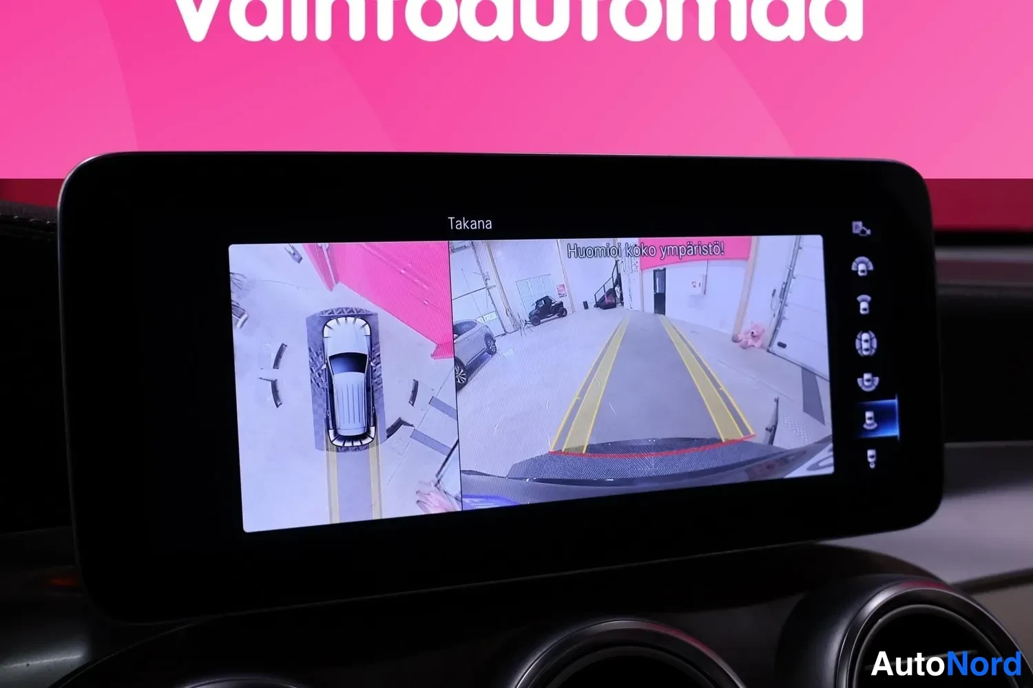 Muu: Keskinäyttö näyttää ympäriview-kamerakuvaa, jossa ylhäältä kuva autosta ja takakameran näkymä tekstillä 'Takana'.