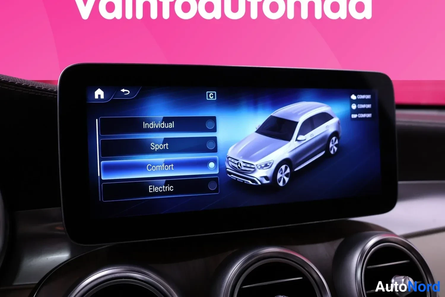 Muu: Keskikonsolin näyttö ajotilavalikossa, jossa valittuna Comfort; valinnat Individual, Sport ja Electric.