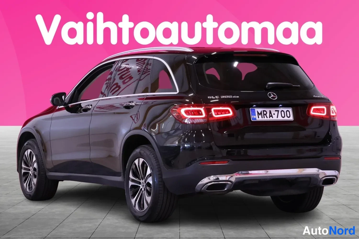 Takaviisto: Mustan Mercedes-Benzin takailunäköys, rekisterikilpi.