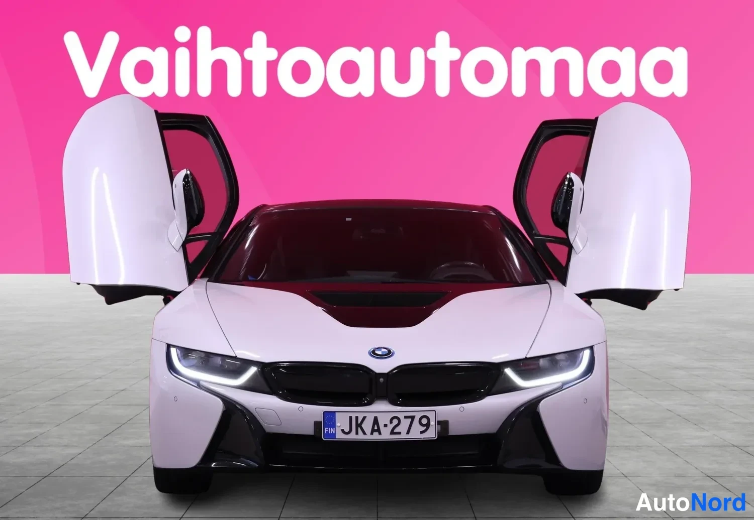 Edestä: BMW-i8 suoraan edestäpäin, ovet auki ylös; rekisteri.