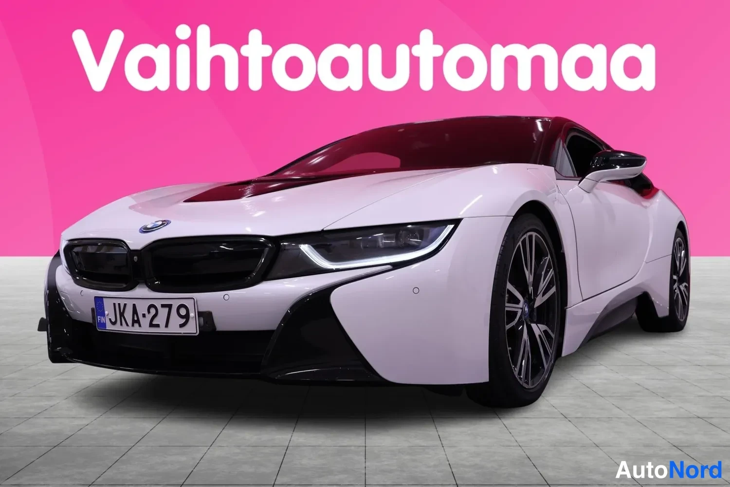 Etuviisto, nokka vasemmalle: BMW-i8:n etunurkkakuva; valkoinen koristus ja tumma katto, rekisteri.