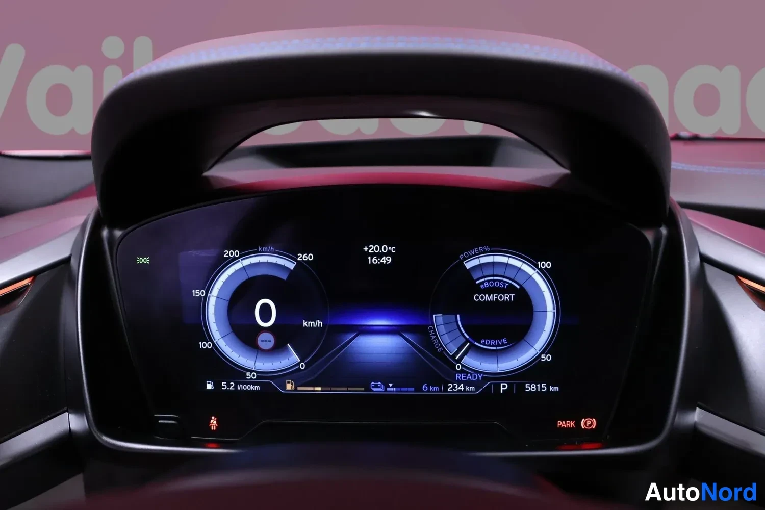 Muu: Digitaalinen mittaristo: nopeus 0 km/h, huomioimatta taustan vesileimaa; näytössä lukemat 5815 km ja COMFORT-tila.