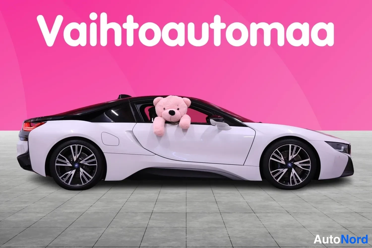 Sivulta: Valkoinen BMW i8-kylkinäkymä, molemmat pyörät ja koko kylki näkyvät.
