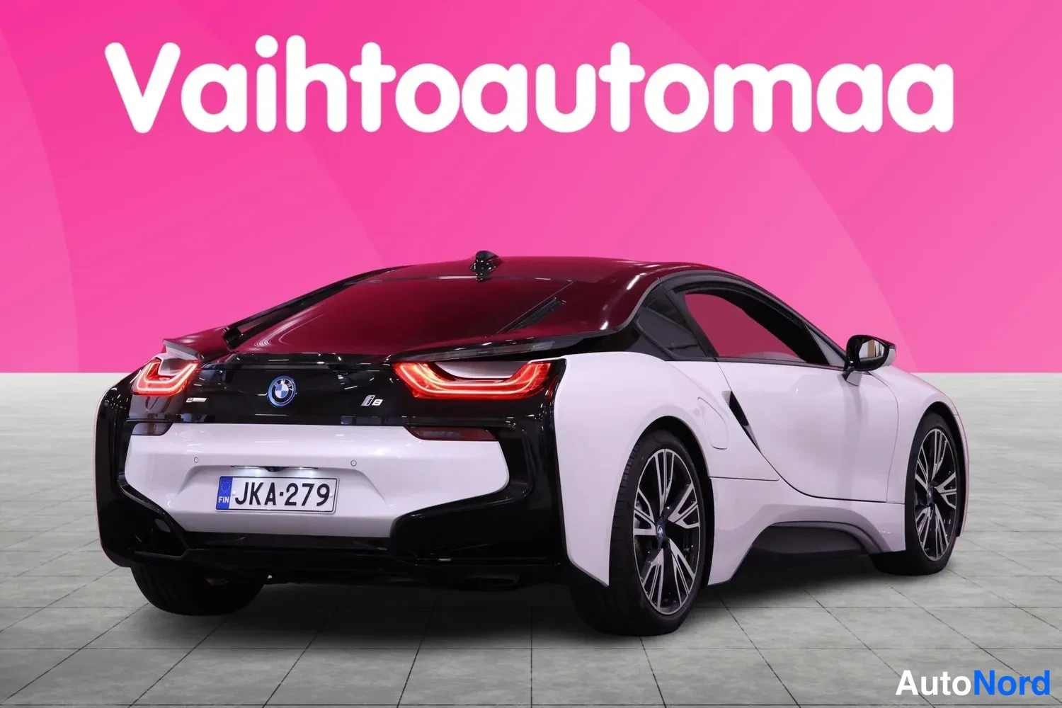 Takaviisto: Valkoinen BMW i8-takanäytölinja, takavaloja ja takapuskuri, rekisteritunnus.