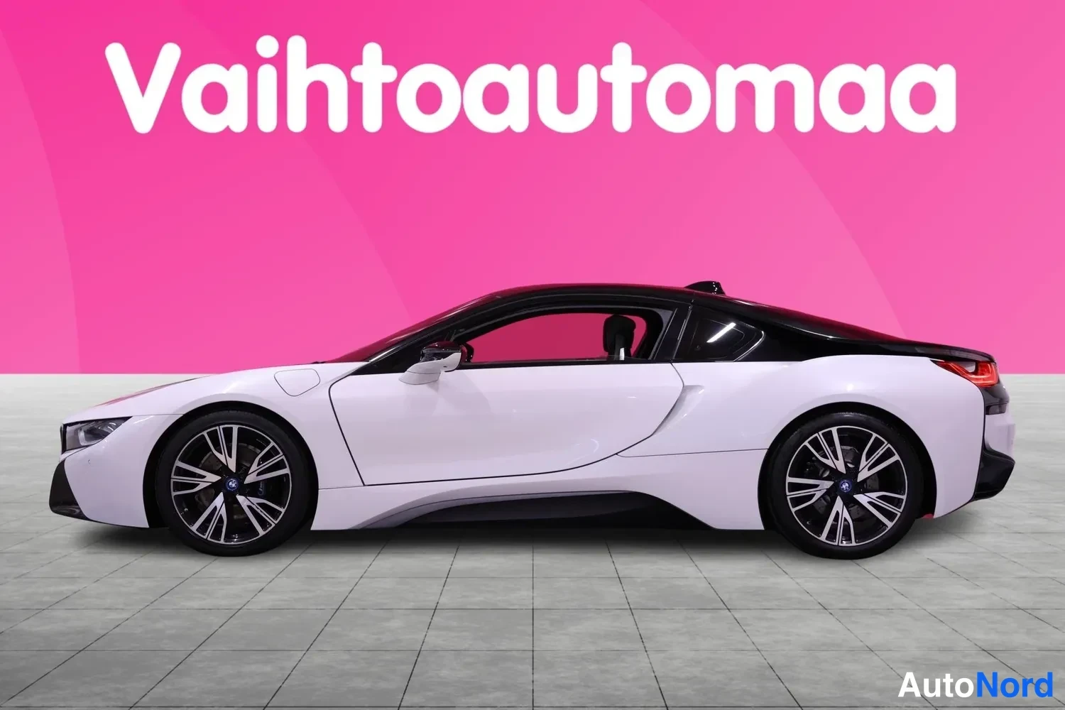 Etuviisto, nokka vasemmalle: BMW i8 sivulta etuviistö vasemmalle: Valkoinen kori, musta katto, isot keervanteet ja pieni osa etukonepellistä ja ajovalosta näkyvissä.