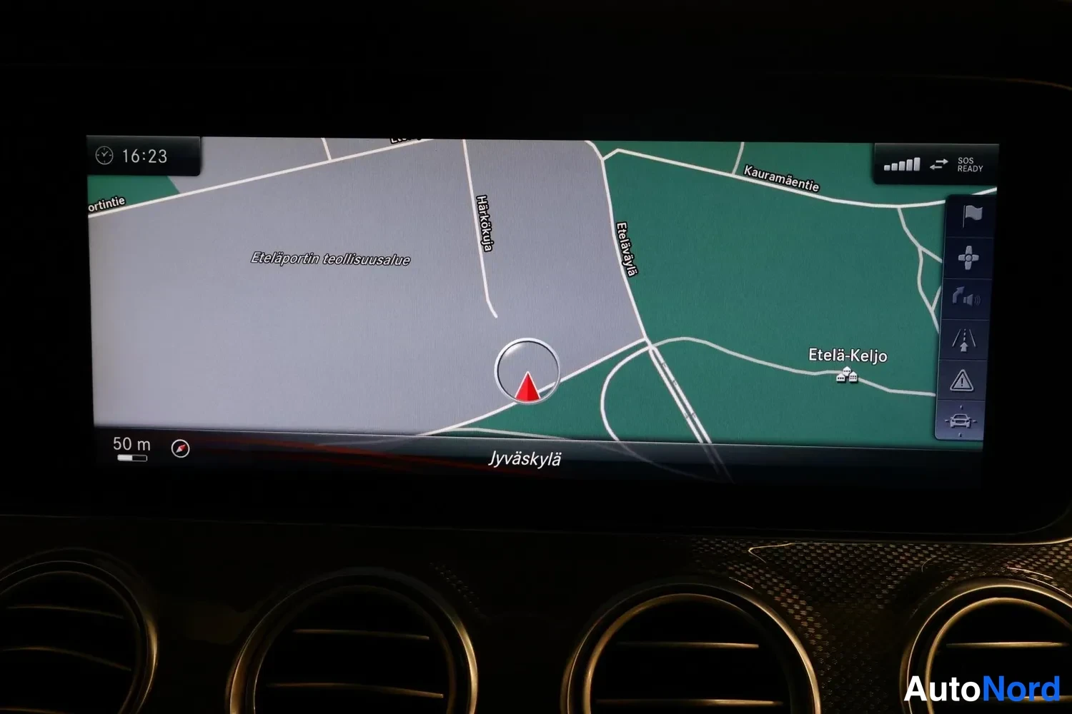 Muu: Centraldisplayen visar navigeringskarta över Jyväskylä