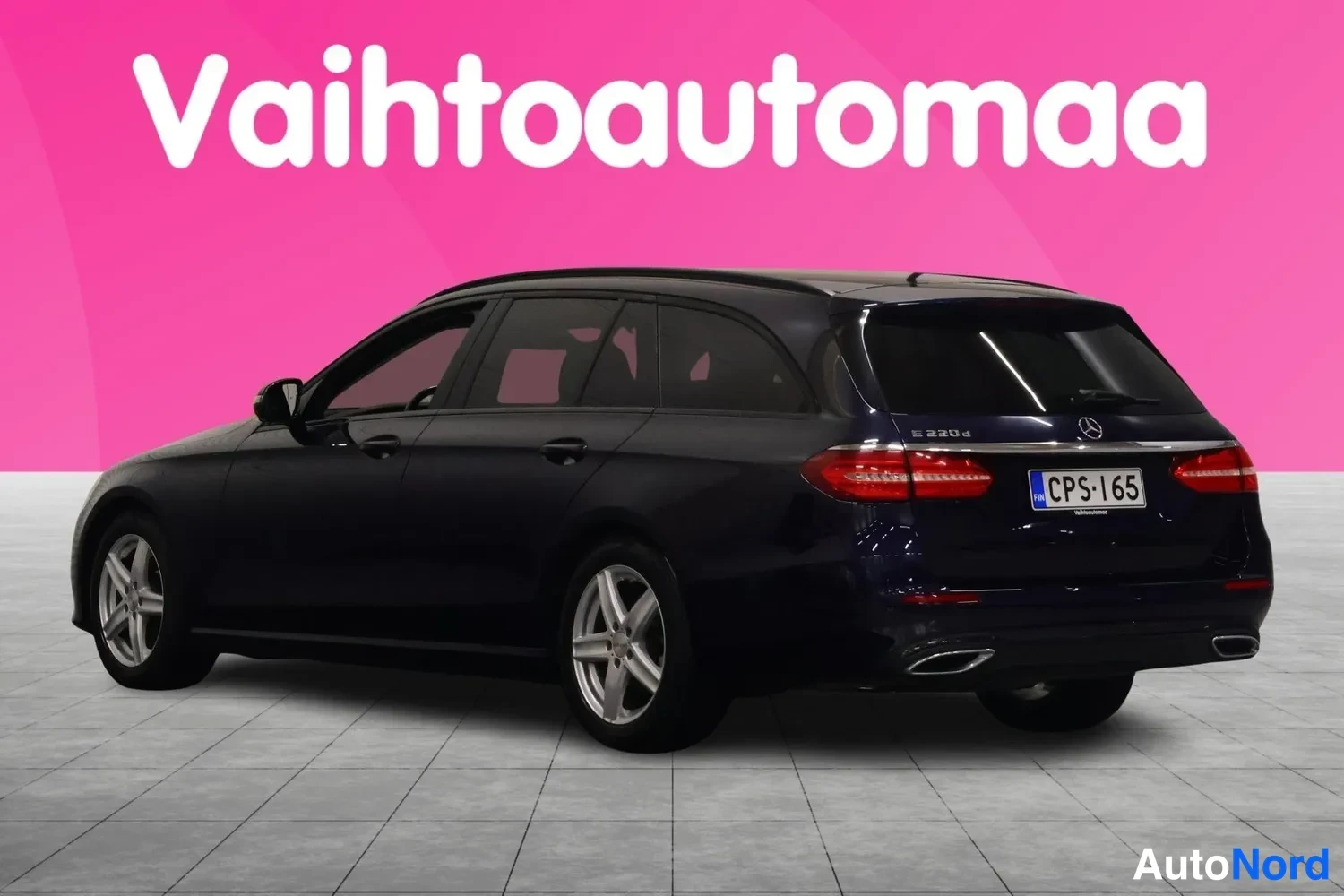 Takaviisto: Mercedes-Benz E 220d -farmari takaviistö vasemmalta, tummansininen.