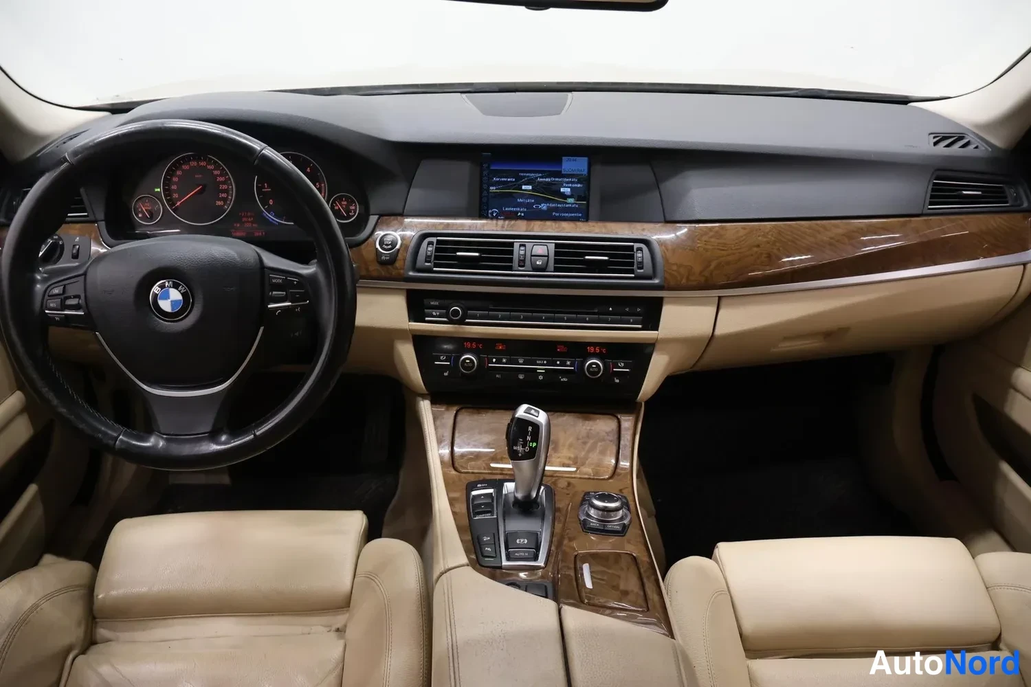 Muu: Ohjaamo vasemmalta: BMW-ohjauspyörä, beige nahkaverhoillut etuistuimet, tumma kojelauta ja keskikonsolissa näyttö sekä vaihteenvalitsin.