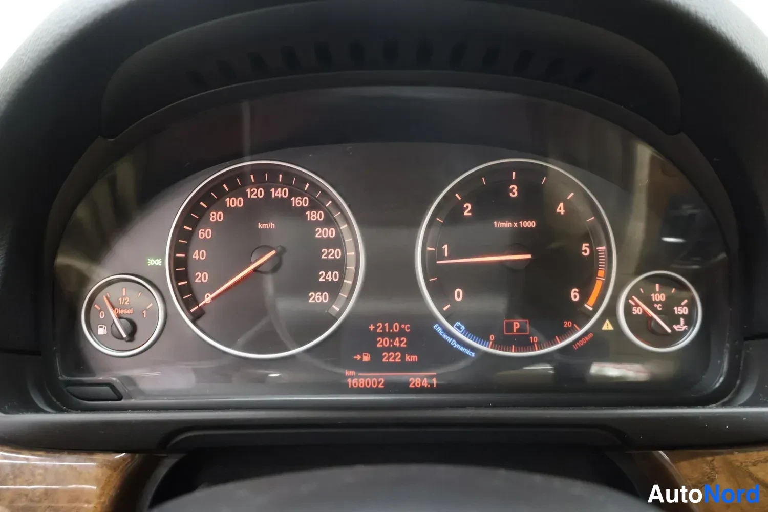 Muu: Mittaristoon näkyy nopeusmittari ja kierroslukumittari, polttoainemittari Diesel-merkinnällä, näytöllä 168002 km, vaihde P, ulkolämpötila +21,0 °C ja kello 20:4