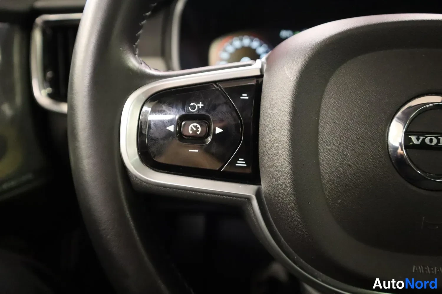 Muu: Lähikuva Volvo-ohjauspyörän vasemmasta kytkinryhmästä: nopeudensäädön (riippumatopeukalo) ja rajoitinpainikkeet.