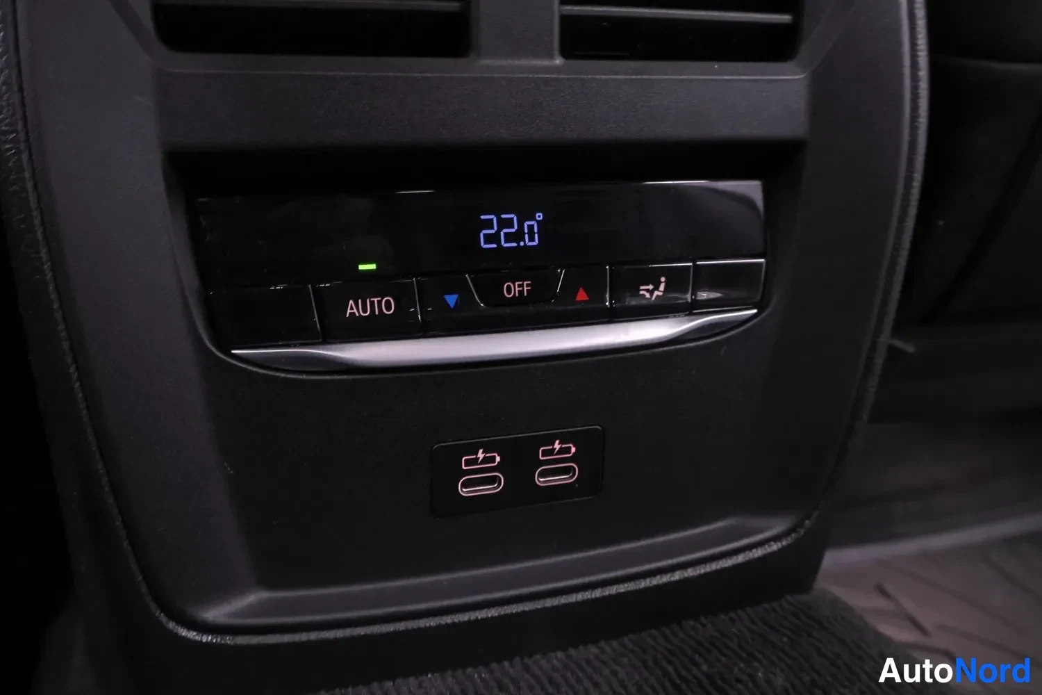 Muu: Takaosjen ilmastoinnin ohjauspaneeli: AUTO, OFF ja lämpötila 22,0°, alla kaksi USB-porttia.