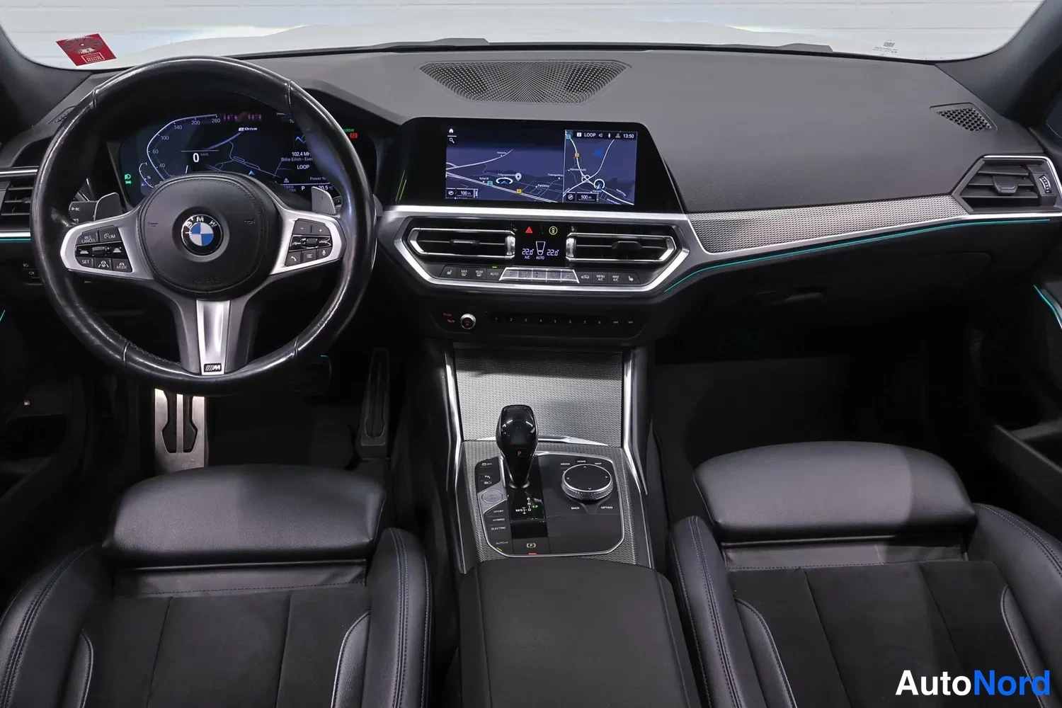 Muu: Etumatkustustila: BMW-ohjauspyörä, kaksiosainen karttanahto, automaattivaihteisto ja urheiluistuimet.