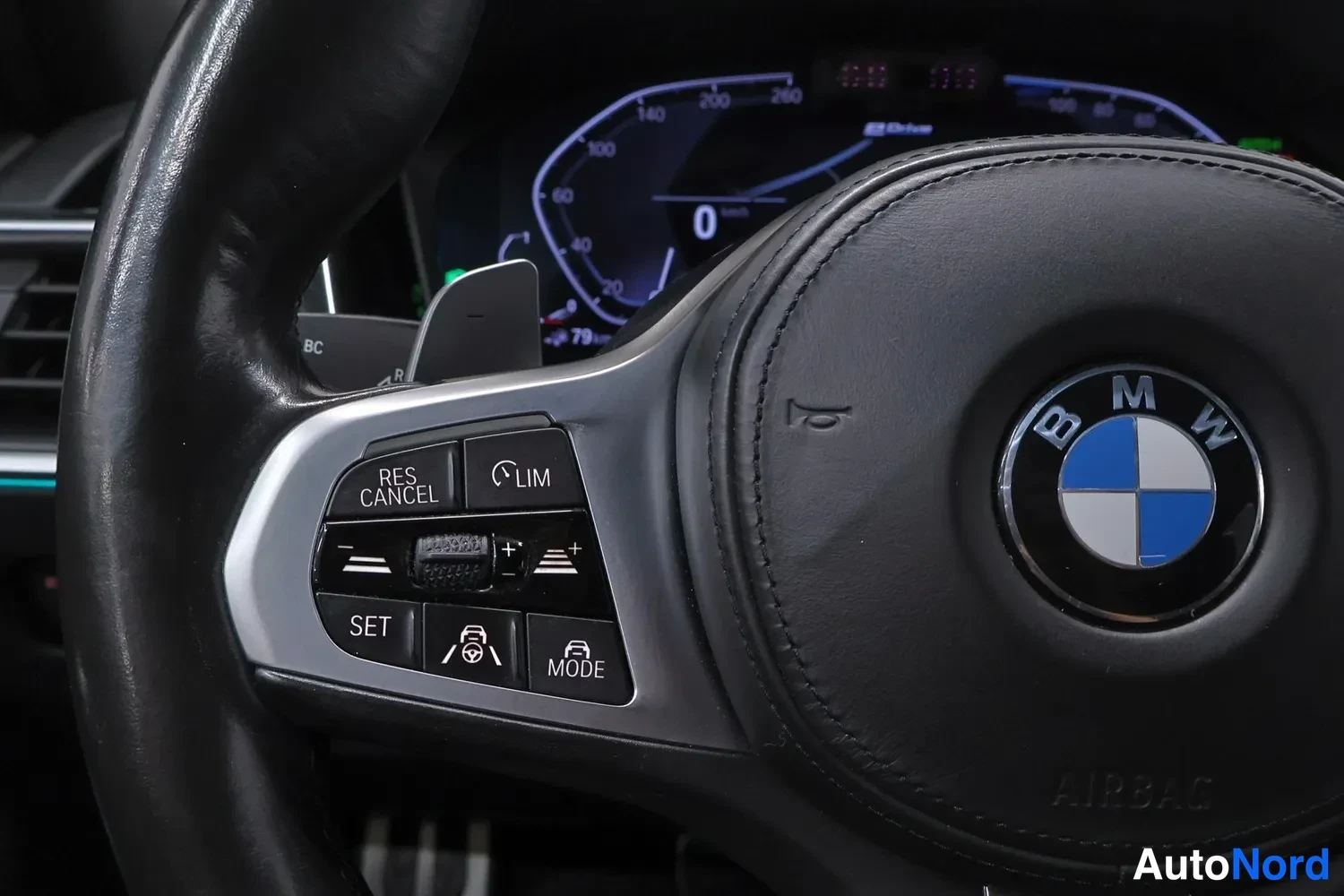 Muu: Lähikuva BMW-ohjauspyörän vasemmasta näppäinryhmästä: RES CANCEL, LIM, SET ja MODE -painikkeet.