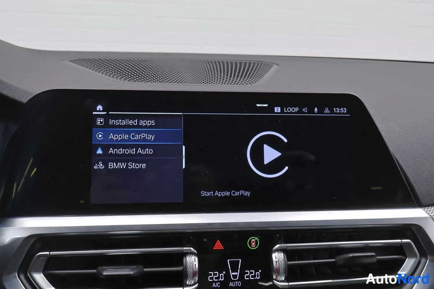 Yksityiskohta: Keskikonsolin näyttö, jossa valittuna Apple CarPlay -sovellus ja teksti Start Apple CarPlay. Vasemmalla valikot Installed apps, Apple CarPlay, Android Auto ja B