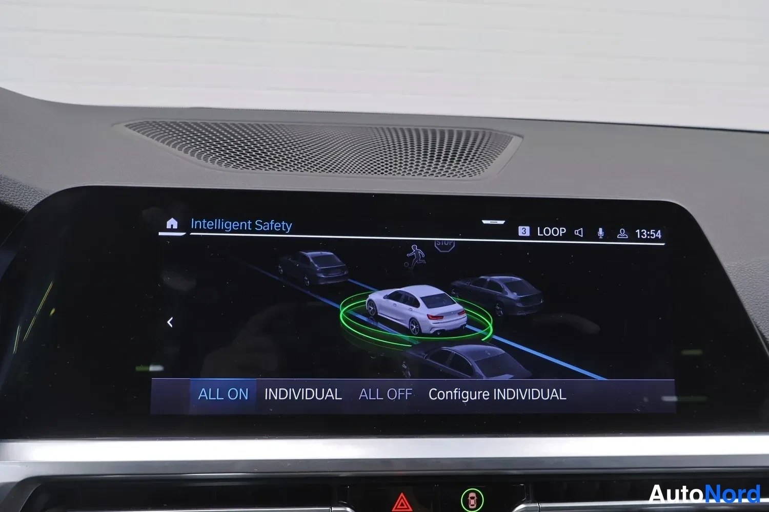 Yksityiskohta: Infotainment-näytön lähikuva: ruudulla avattu Intelligent Safety -valikko, jossa valinnat ALL ON, INDIVIDUAL, ALL OFF ja Configure INDIVIDUAL.