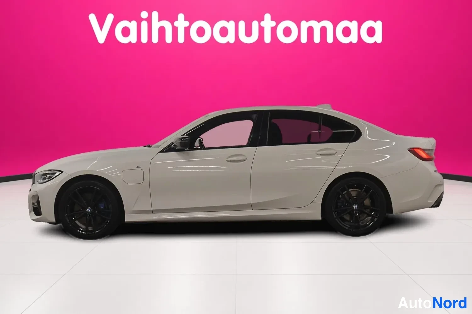 Valkoinen BMW 330e xDrive 2021, etuviisto, keula vasemmalle, kuva 2