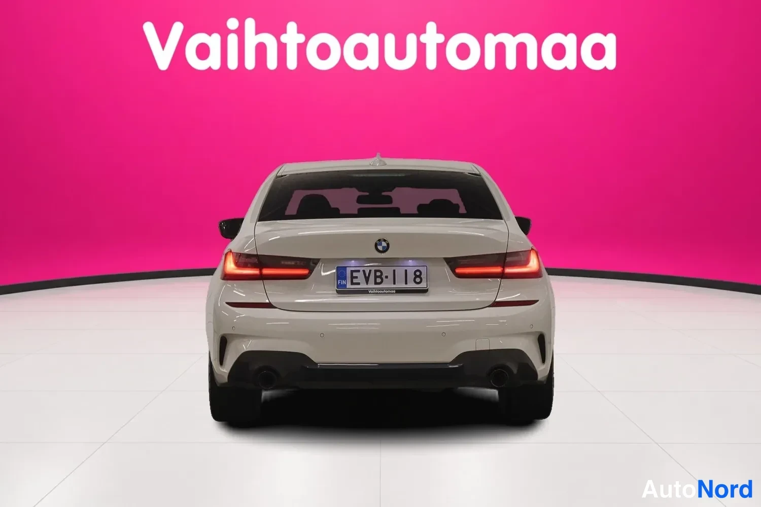 Valkoinen BMW 330e xDrive 2021, takaa, kuva 9