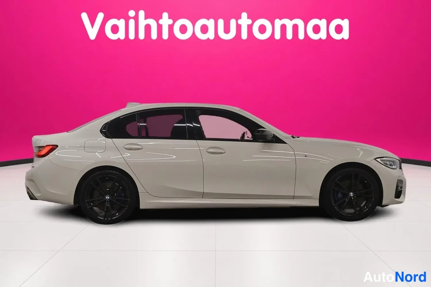 Valkoinen BMW 330e xDrive 2021, etuviisto, keula oikealle, kuva 4