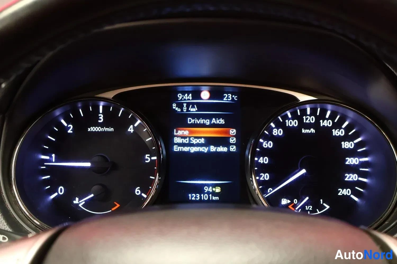 Muu: Mittariston keskinäyttö näyttää Driving Aids -valikon: Lane, Blind Spot ja Emergency Brake -valinnat rastitettuina. Matkamittari lukee 123 101 km.