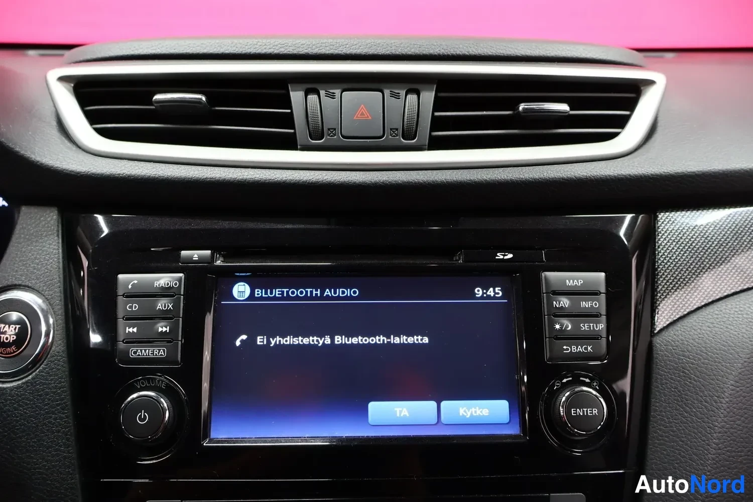 Edestä: Kojelaudan keskusräystäs ja infotainment-näyttö näkyvät Bluetooth-audiovalikossa tekstillä 'Ei yhdistettyä Bluetooth-laitetta'