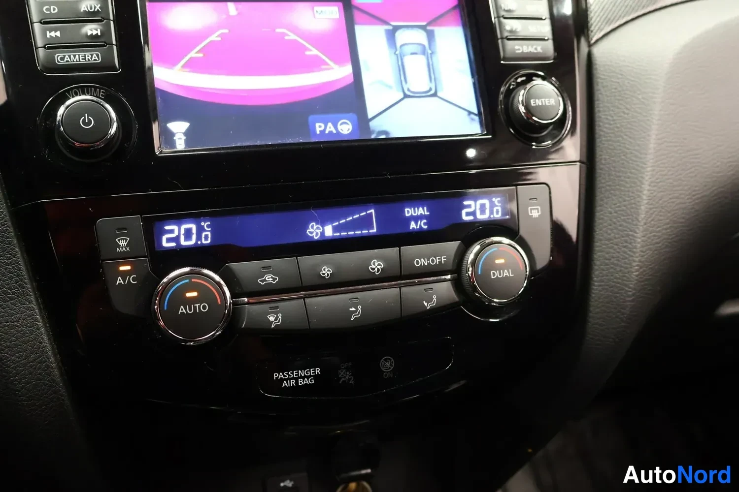 Edestä: Automaattinen kaksivyöhykeilmastointi on asetettu 20 asteeseen, näkyvillä A/C-, AUTO- ja DUAL-säätimet