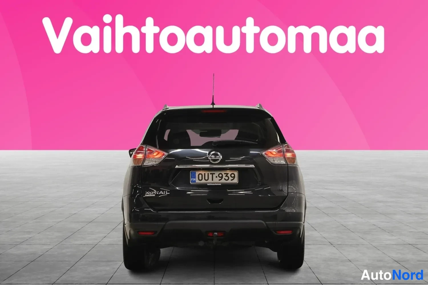 Takaa: Mustan farmariauton suora takakuva, rekisteritunnus.