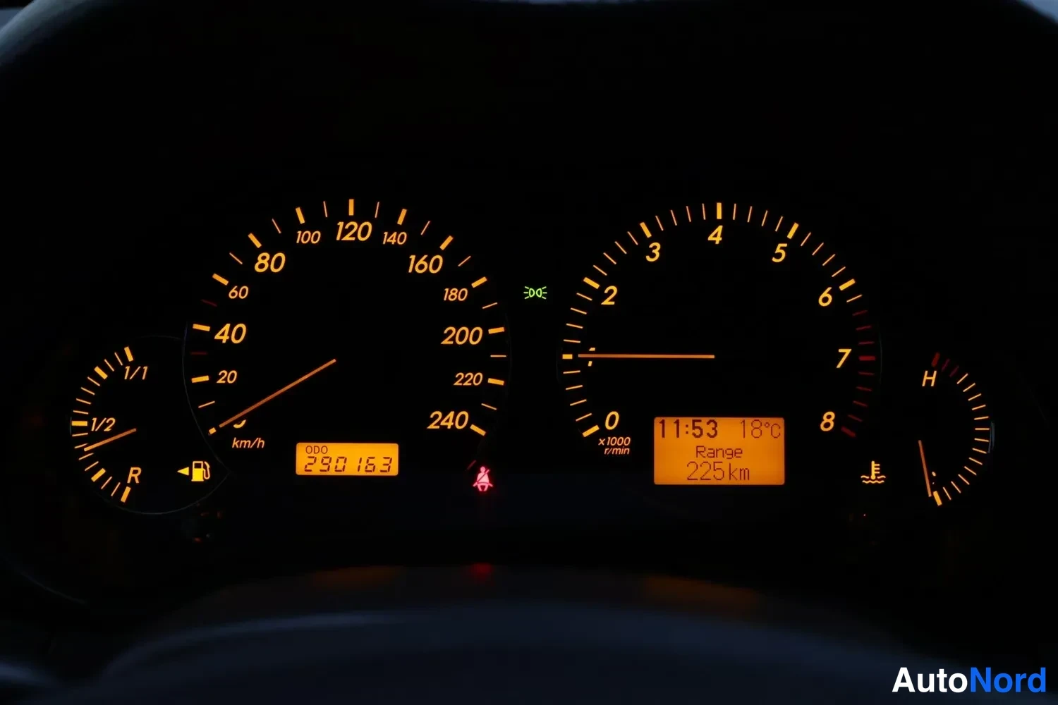 Muu: Mittaristo pimeässä: kilometrilaskuri näyttää 290163, polttoainemittari, kellon aika 11:53 ja toimintasäde 225 km.