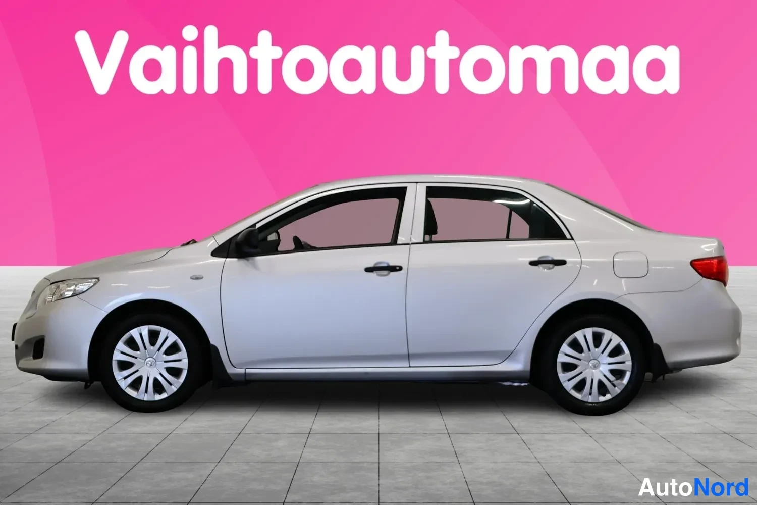 Etuviisto, nokka vasemmalle: Hopeanvärinen Toyota Corolla -sedan sivulta vasemmasta suunnasta.