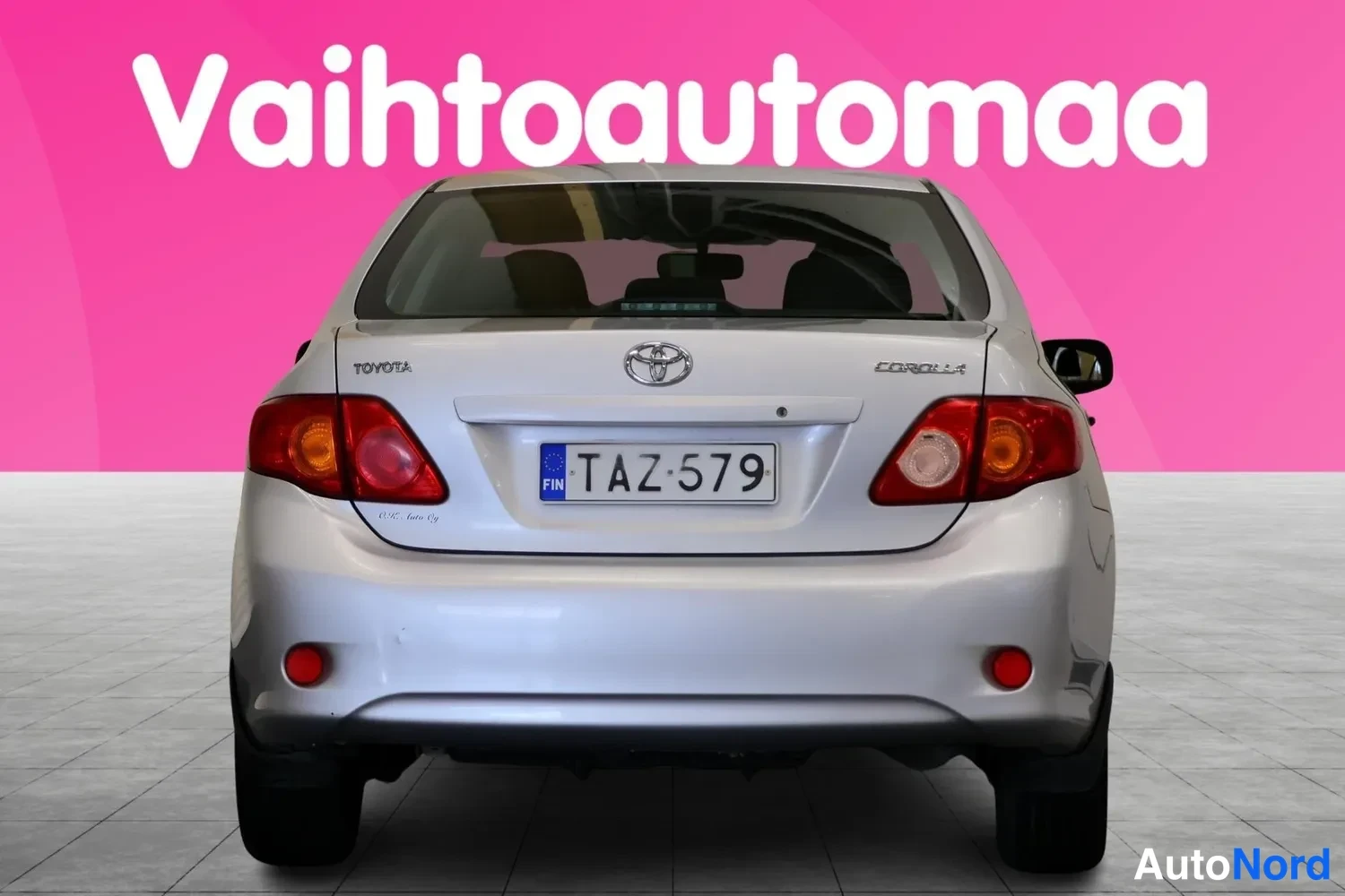 Takaa: Hopeanvärinen Toyota Corolla -sedan suoraan takaa, rekisteritunnus.