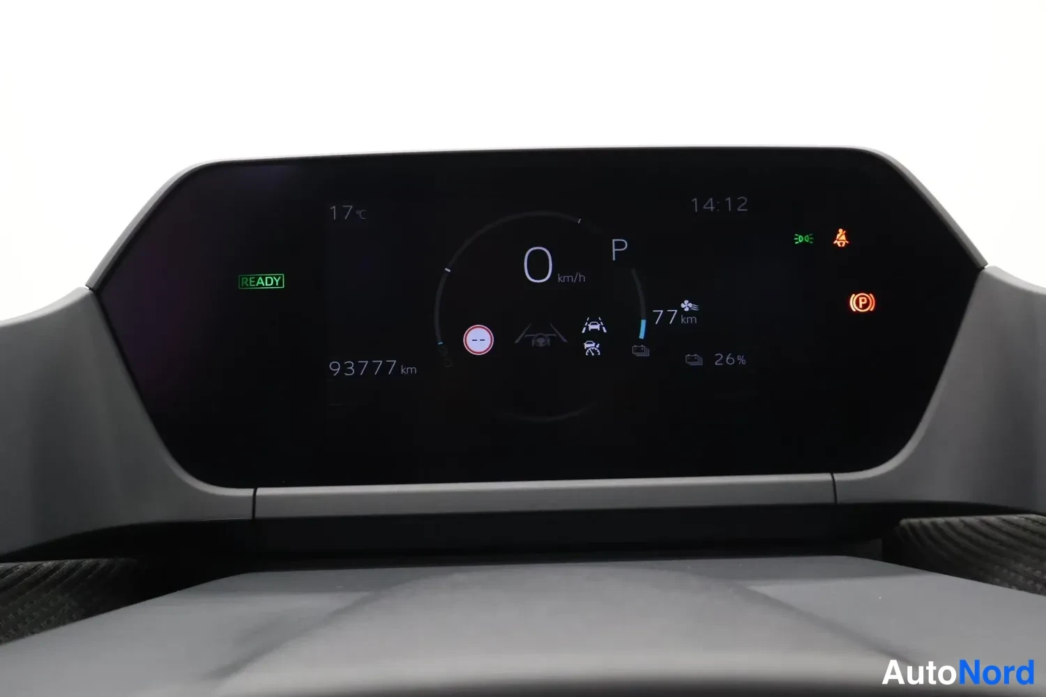 Yksityiskohta: Digitalinen mittaristo näyttää 0 km/h, P-vaihteen, lukeman 93 777 km, akun varaustason 26 % ja READY-merkkivalon.