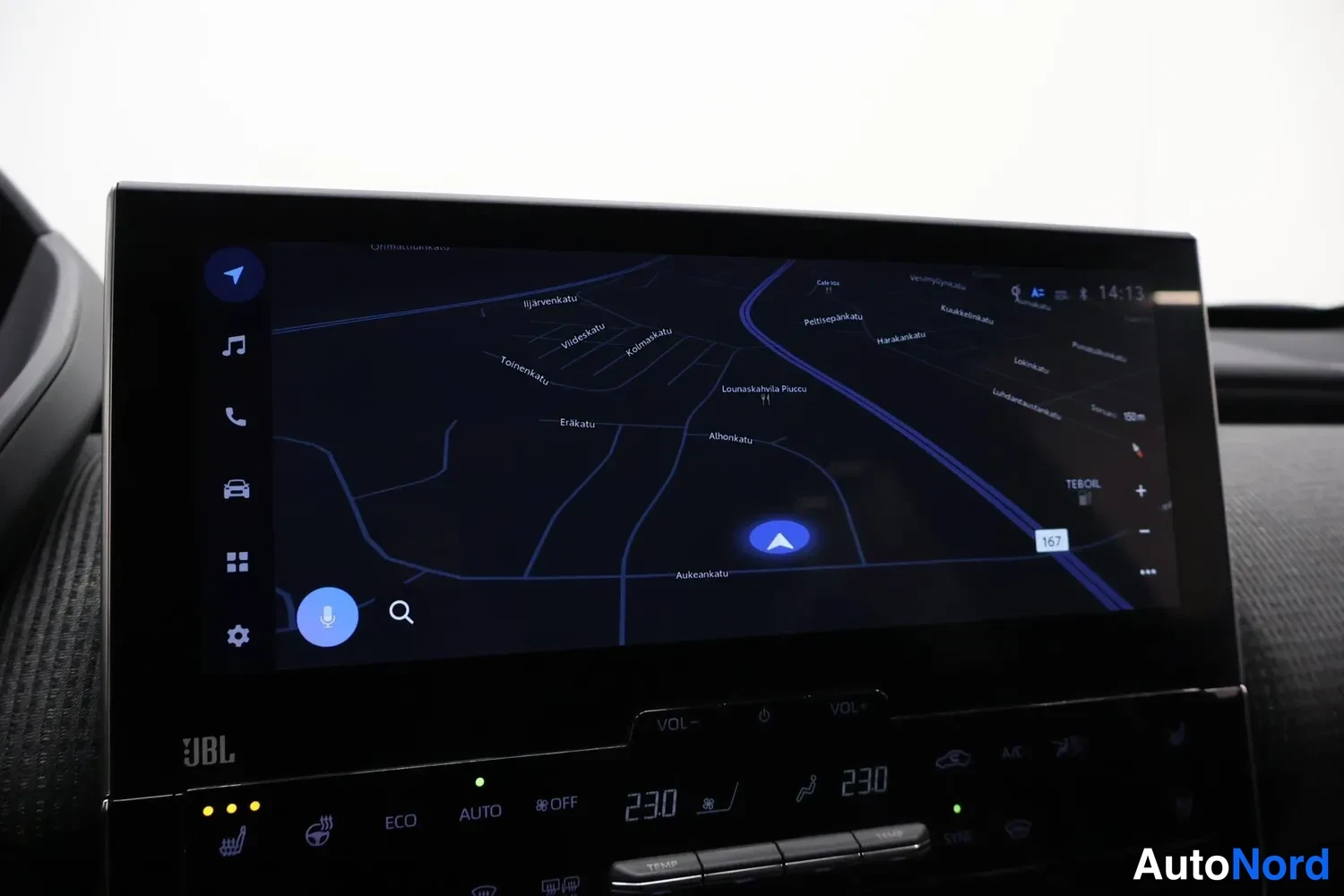 Yksityiskohta: Infotainment-näyttö navigointikartanäkymässä, JBL-merkillä ja lämpötilanäytöillä 23.0/23.0; kartan tekstit kuten Lounaskallio Puisto ja Teboil.