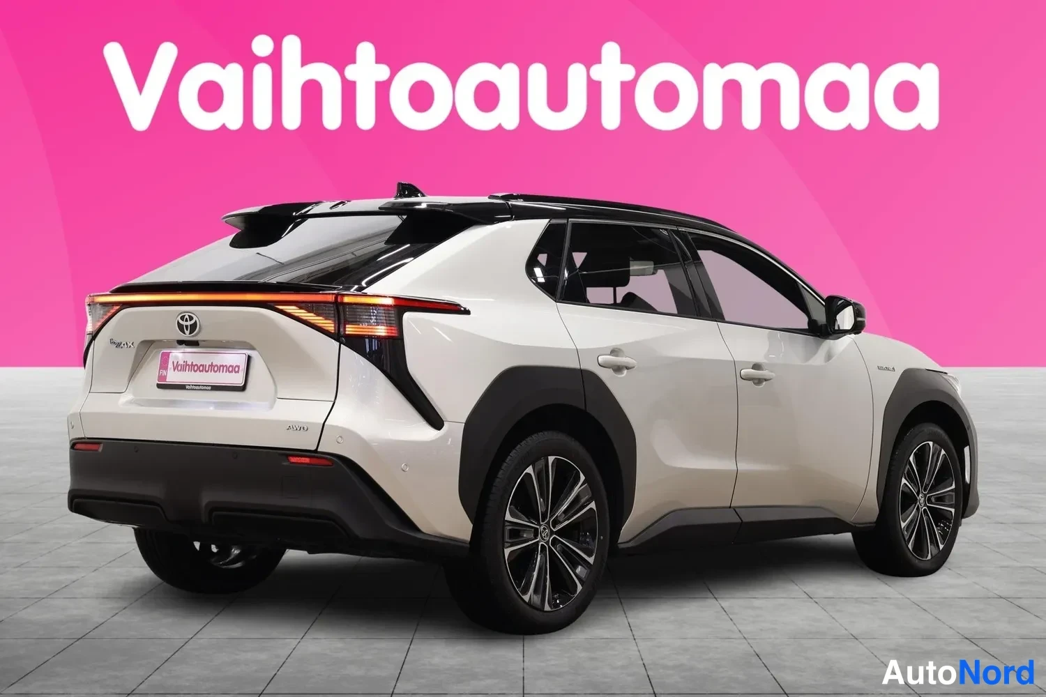 Takaviisto: Valkoisen Toyota bZ4X:n takaosakulmakuva oikealta, musta katto ja tummat pyöränkaaret näkyvät.