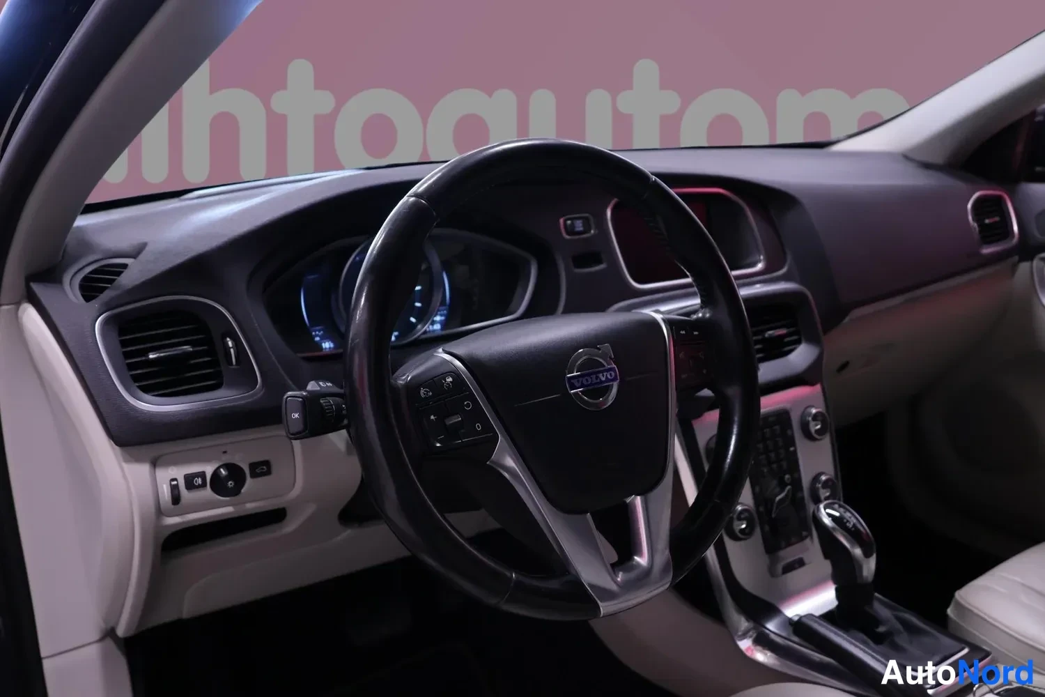 Muu: Ohjaamo Volvo-merkkilogoilla varustetulla ohjauspyörällä,mittaristolla ja keskikonsolilla, automaattivaihteen valitsin näkyvissä.