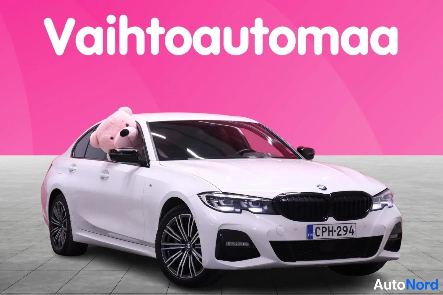 Etuviisto, nokka vasemmalle: Etummeistakulma kuva valkoisesta BMW:stä. Etuvalot, eturuuvi ja keula ovat näkyvillä.