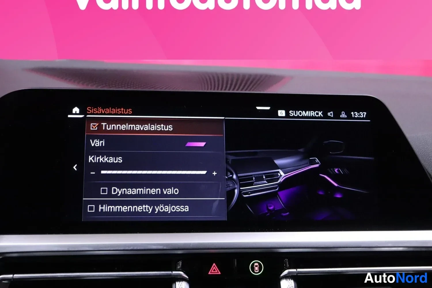 Muu: Keskinäytön Sisävalaistus-valikko: Tunnelmavalostus valittuna, Väri- ja Kirkkaus-säädöt, vaihtoehdot Dynaaminen valo ja Himmennetty yöajossa.