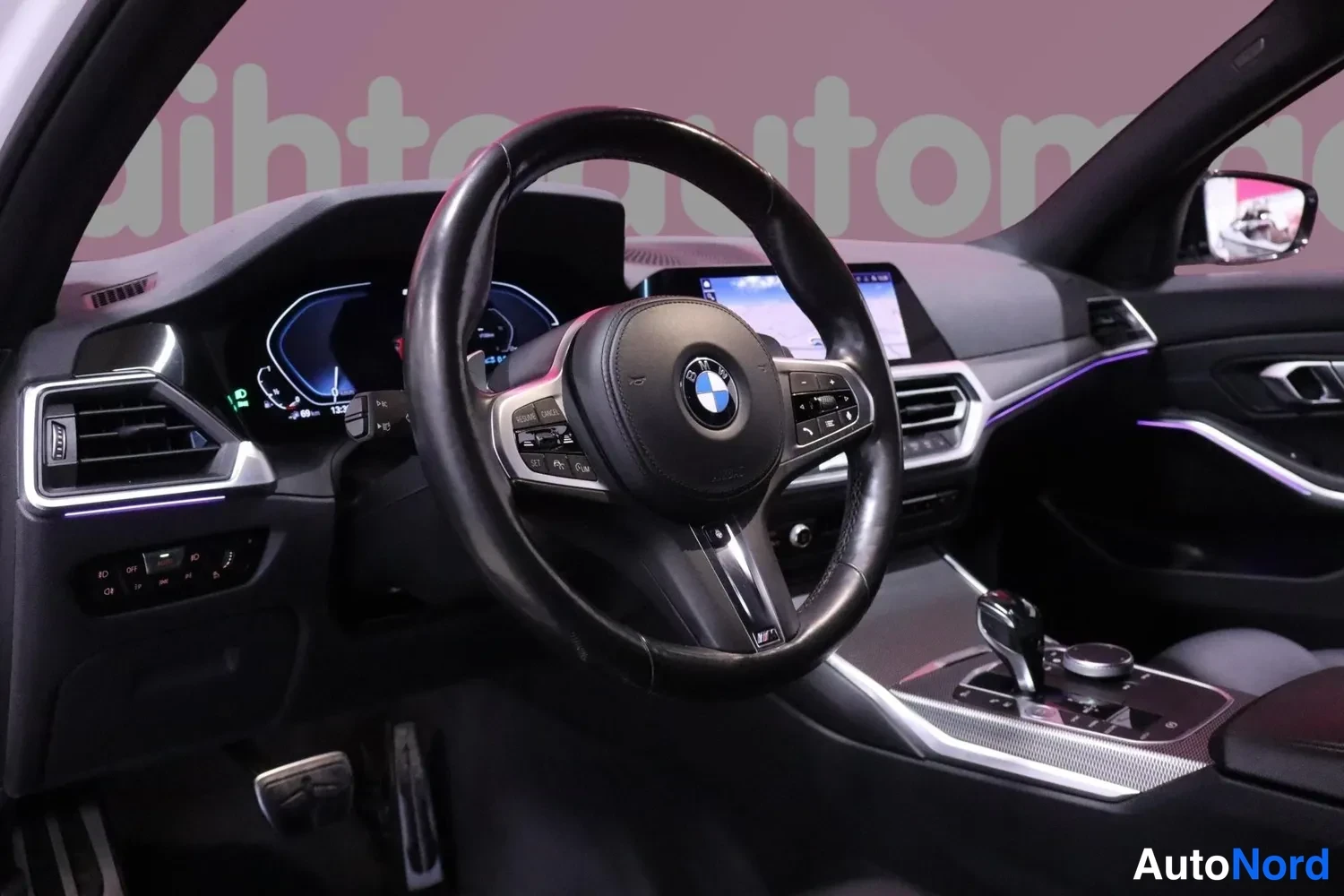 Muu: BMW-ohjauspyörä, digitaalinen mittaristo ja keskinäytön kosketusnäyttö.