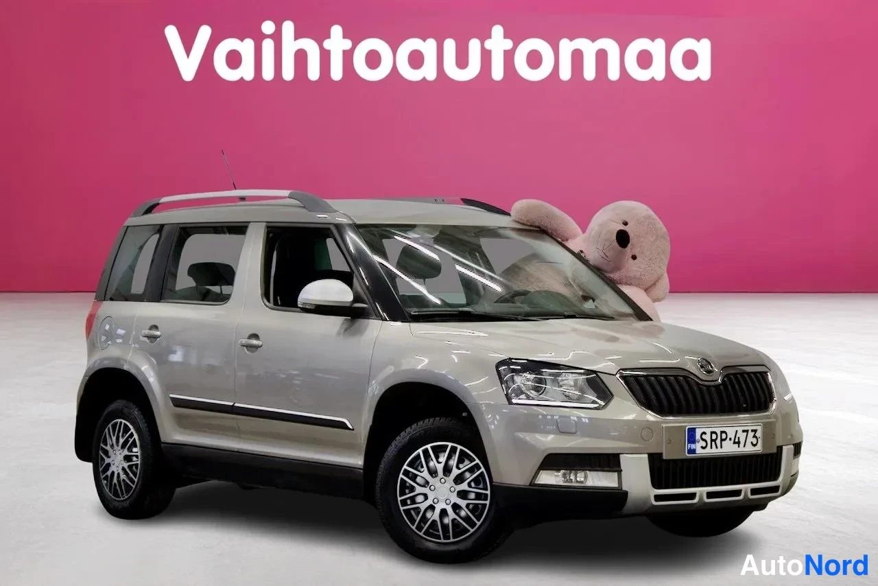 Etuviisto, nokka oikealle: Skoda Yeti etuviistosta, keula kuvan oikealla; beige kori, kattokaiteet, sumuvalot ja rekisterikilpi.