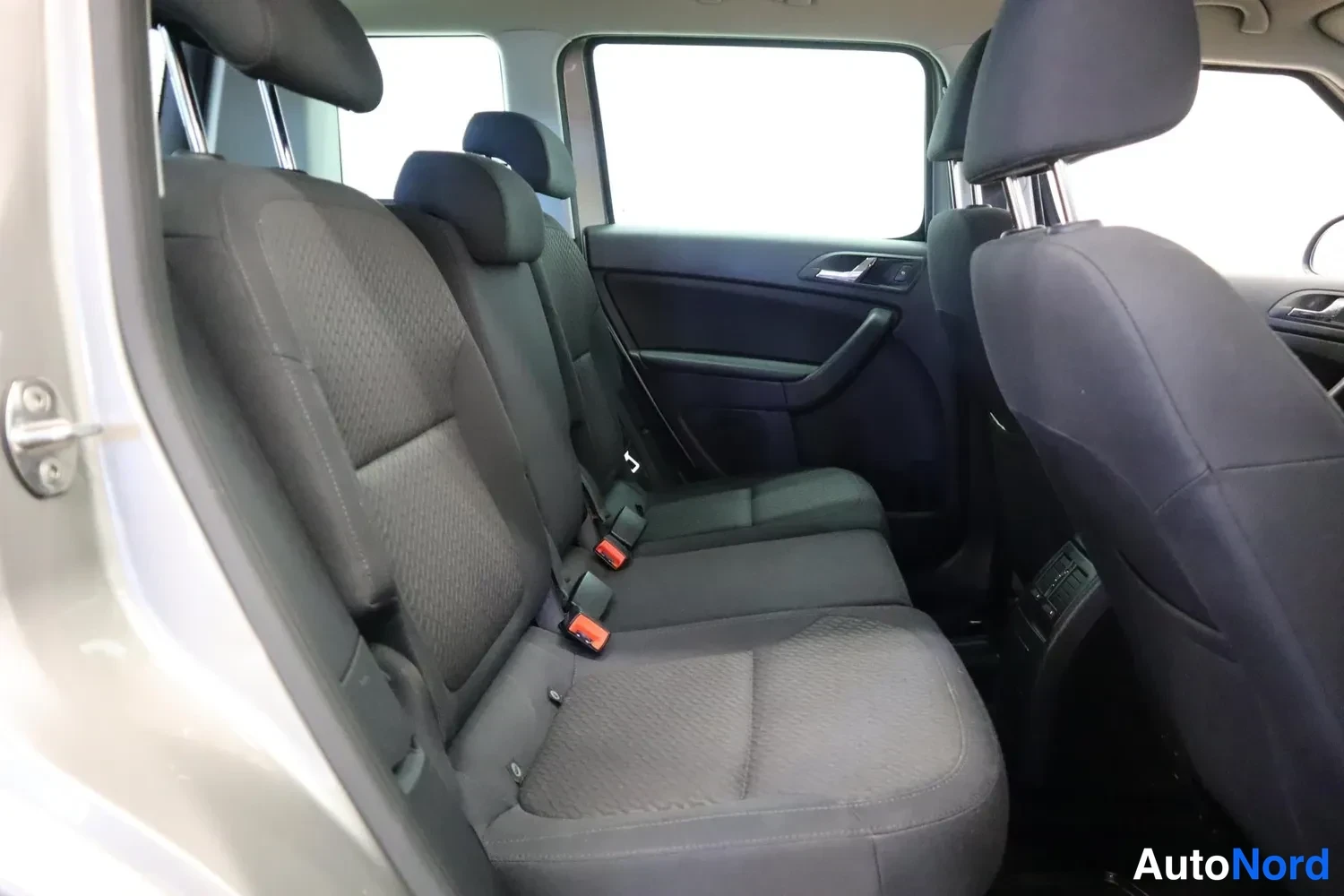 Muu: Skoda Yetin takaistuimet sisäpuolelta, mustat kankaalliset penkit ja kolme turvavyötä.