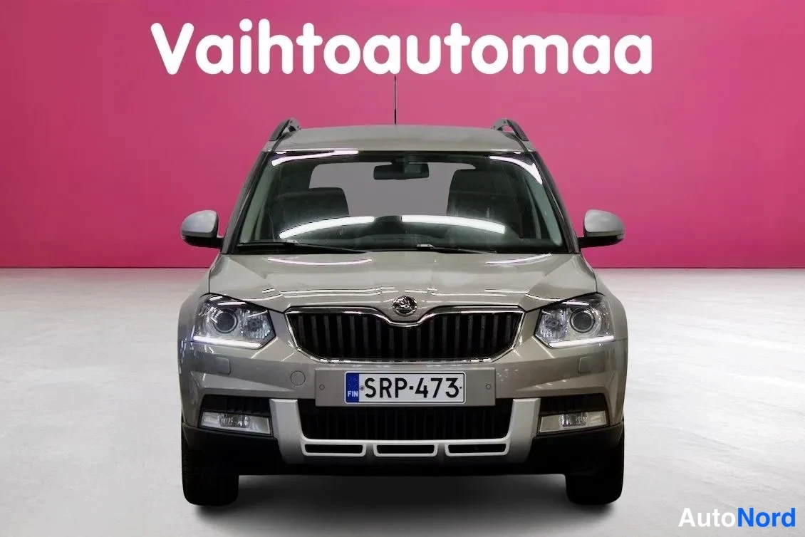 Edestä: Skoda Yeti suoraan edestä; beige kori, musta säleikkö, sumuvalot ja rekisterikilpi.