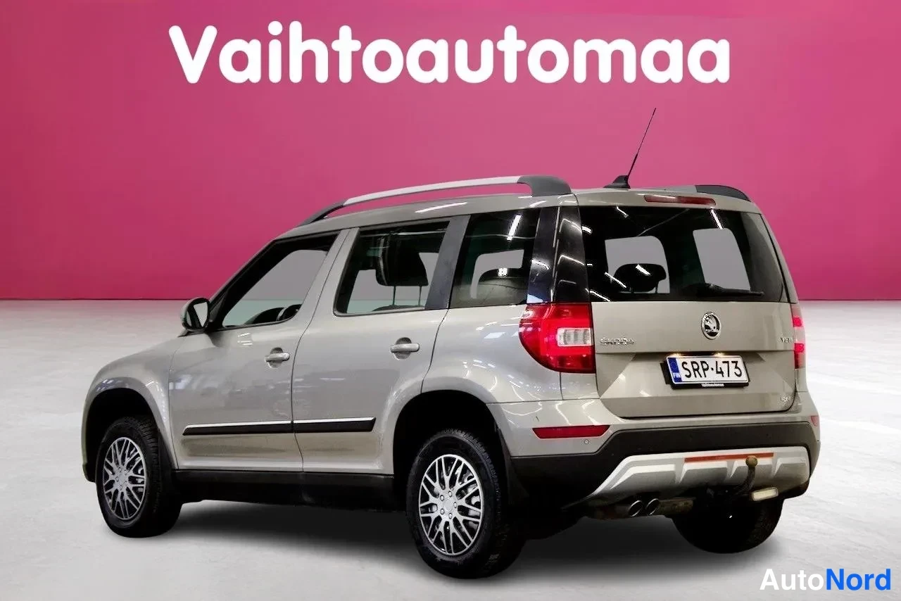 Takaviisto: Skoda Yeti takaosa vasemmalta, rekisteritunnus.
