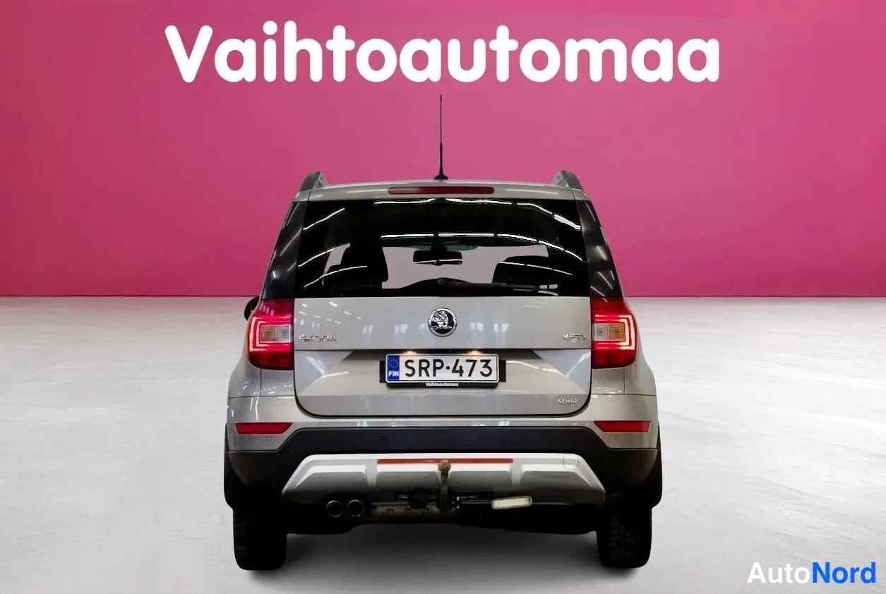 Takaa: Skoda Yeti suoraan takaa, rekisteritunnus.