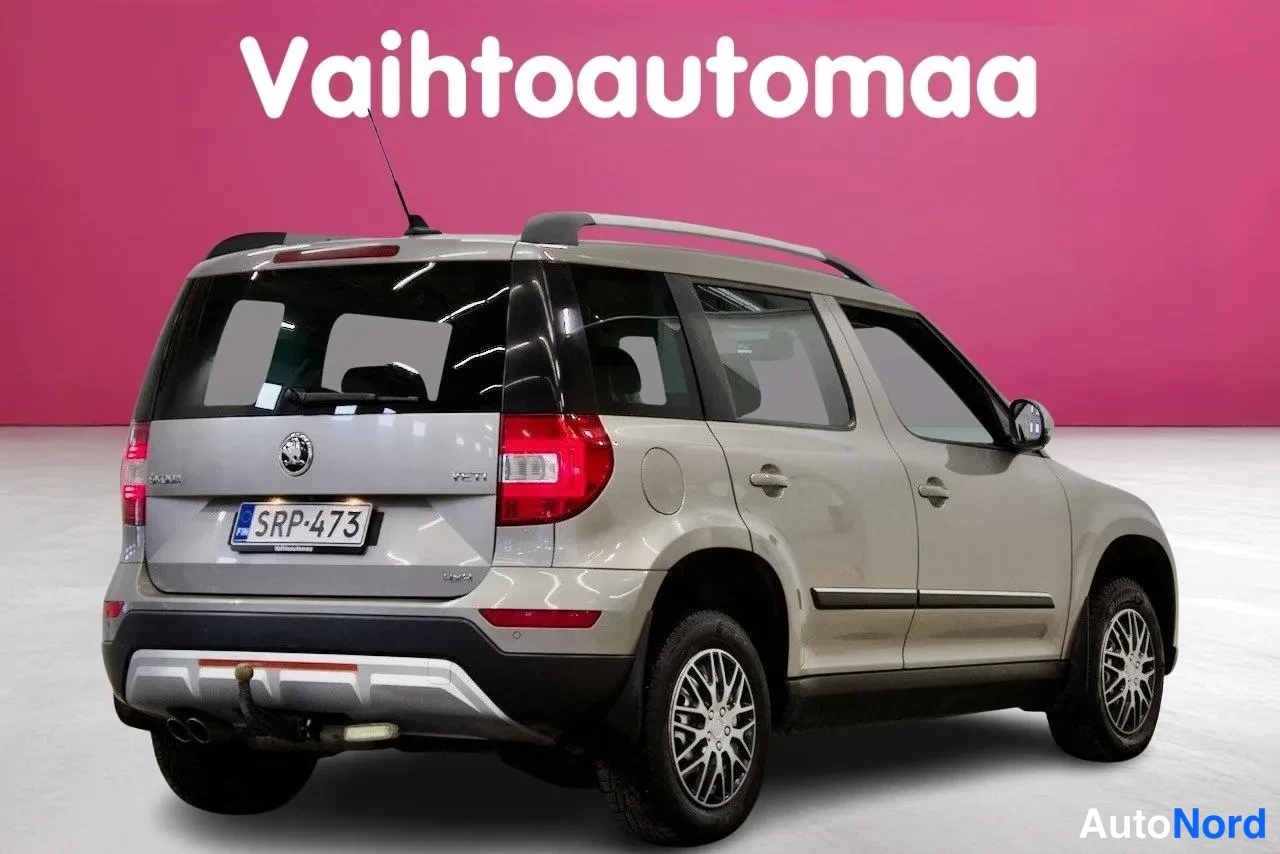 Takaviisto: Skoda Yetin takaosaa ja oikeaa sivua kolmasosan kuvakulmasta; rekisteritunnus, hopeanbeige koriväri.